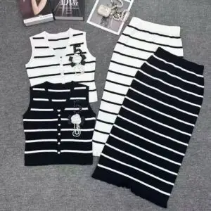 CHANEL Elegant Sleeveless Two-Piece Tweed Outfit