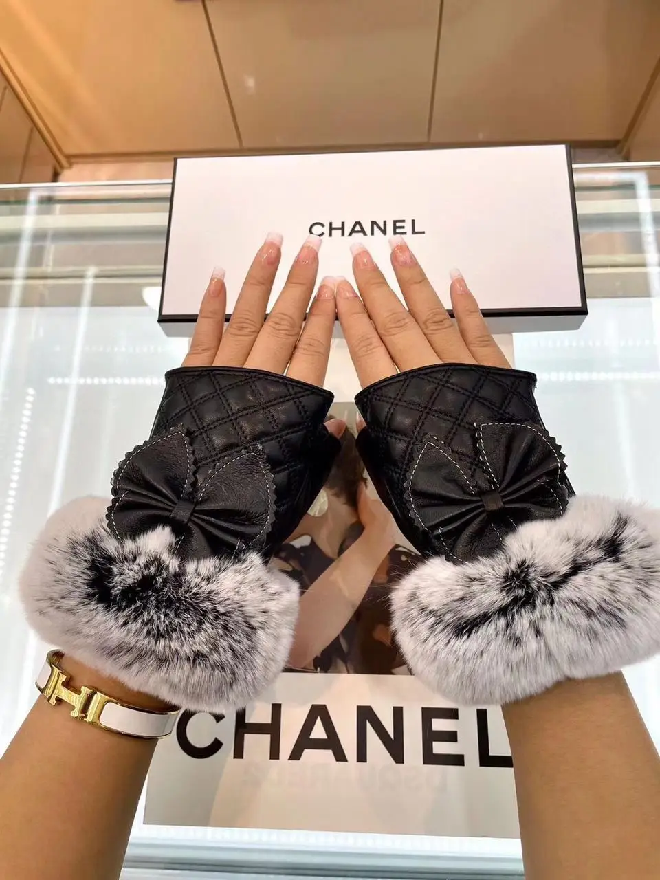 CHANEL Signature Leather Winter Gloves CHANEL Signature Leather Winter Gloves