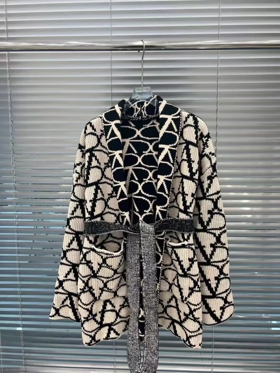 VALENTINO Elegant Long-Sleeved Wool Coat VALENTINO Elegant Long-Sleeved Wool Coat